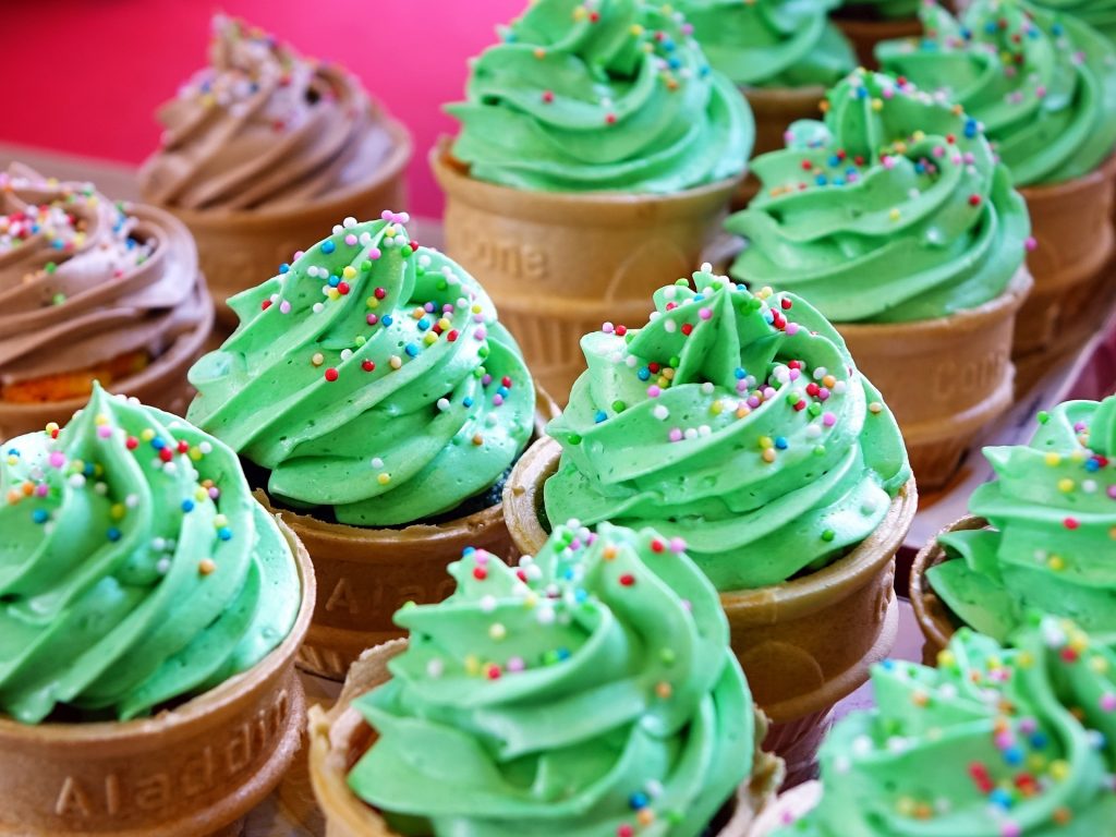 Green and chocolate cupcakes.