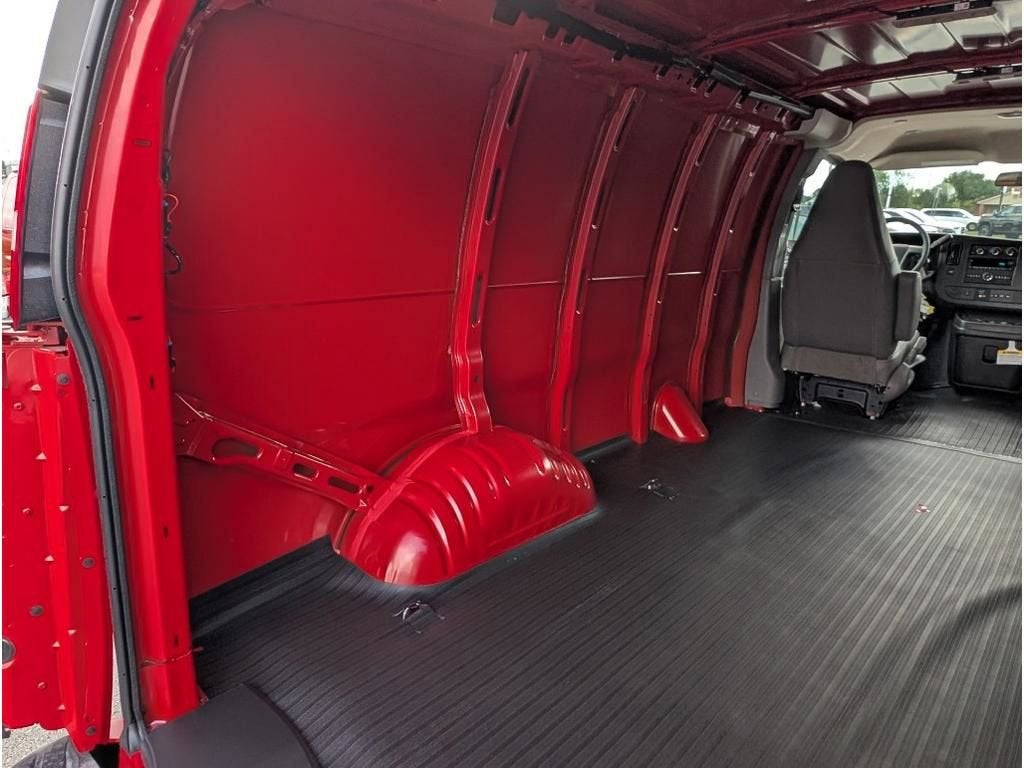 2025 Chevrolet Express Cargo WT