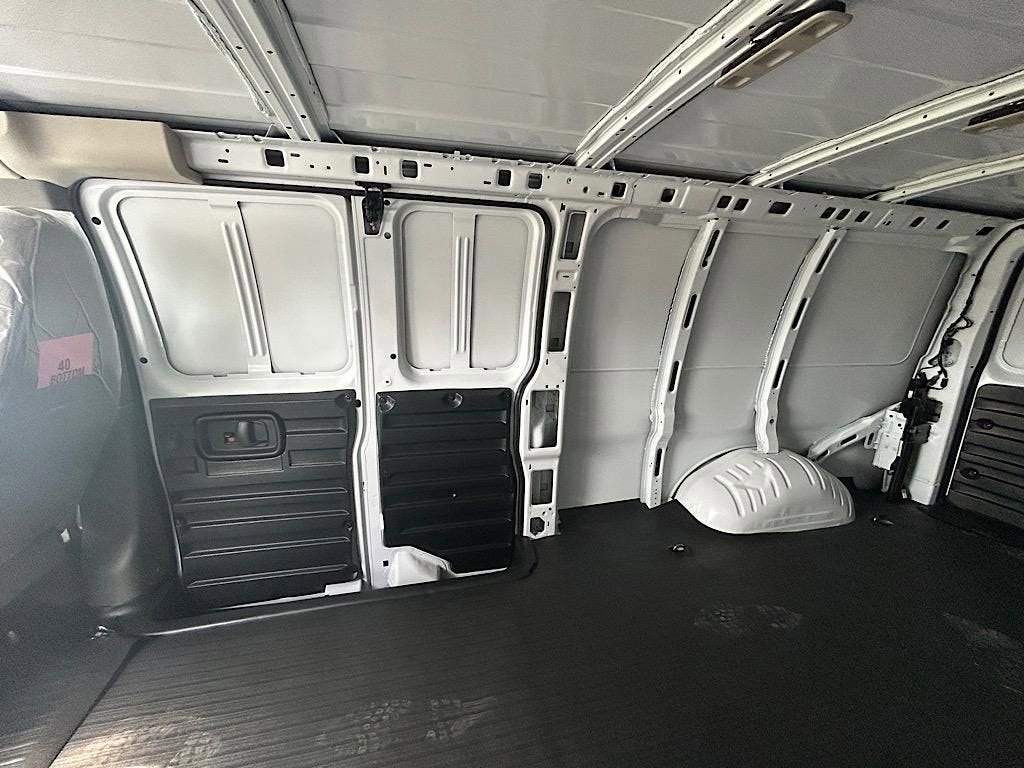 2025 Chevrolet Express Cargo 3500 WT