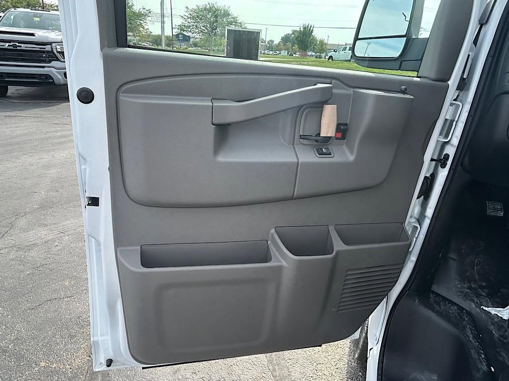 2025 Chevrolet Express Cargo 3500 WT